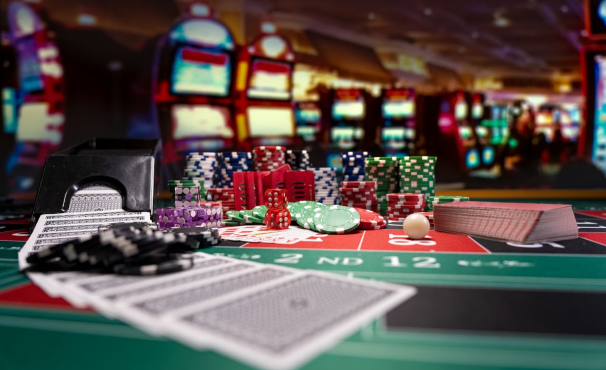 Психологические аспекты игры в покер, включая стратегии блефа и обмана соперника